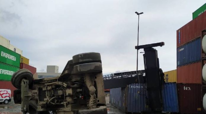 Empilhadeira tomba em empresa e trabalhador é levado à UPA em Itajaí