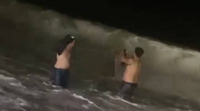 Foliões entram no mar agito em Piçarras durante a madrugada e quase morrem afogados
