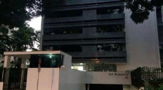 Homem joga o pai cadeirante de prédio e se joga em seguida