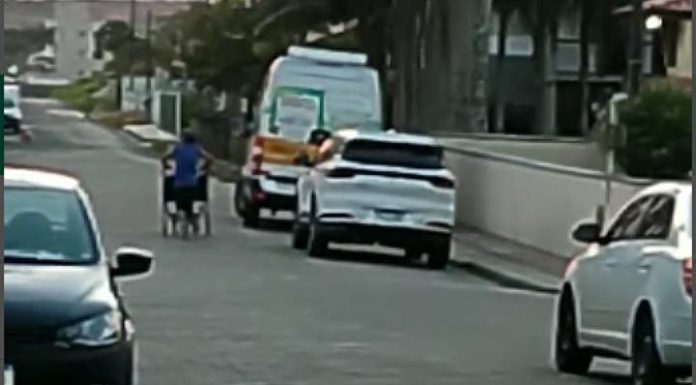 Moradores de Piçarras denunciam sumiço de carrinhos do Komprão e suspeita de venda como sucata