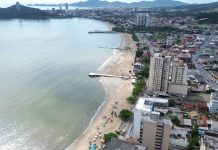 Alargamento da faixa de areia da Praia Central avança até o molhe da Avenida Getúlio Vargas