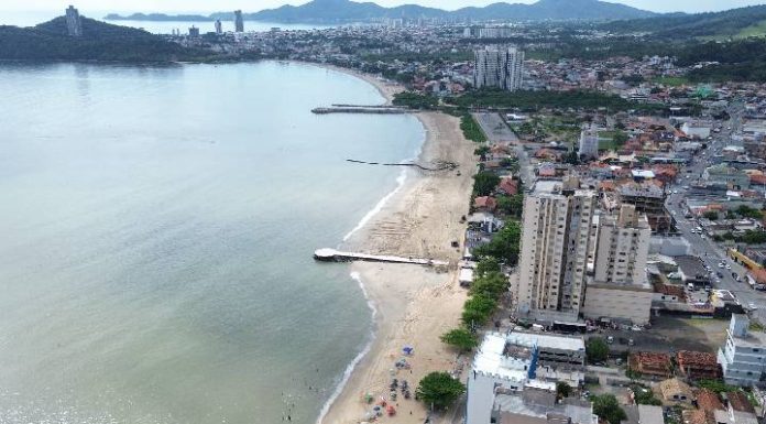 Alargamento da faixa de areia da Praia Central avança até o molhe da Avenida Getúlio Vargas