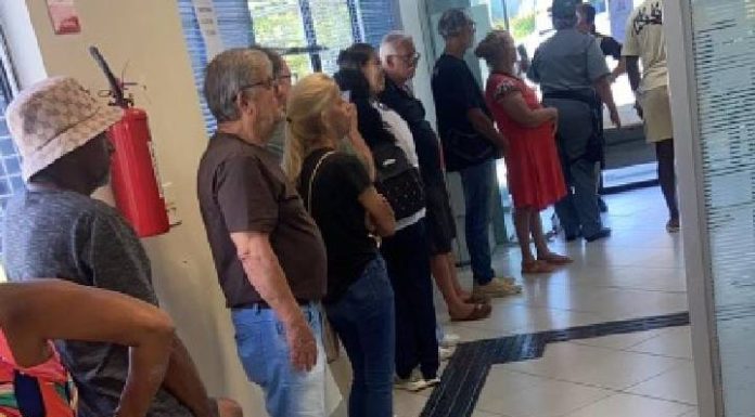 INSS de Penha enfrenta caos no atendimento: agência fecha, falta pessoal e idosos sofrem em filas