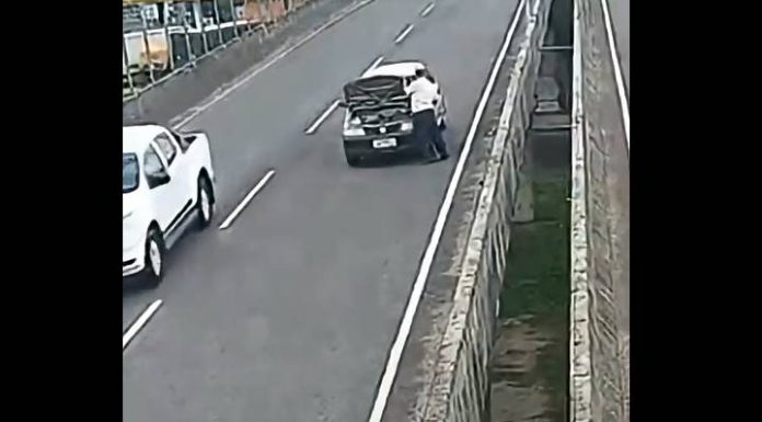 VIDEO Motorista para sobre a rodovia e morre após ser arremessado de viaduto