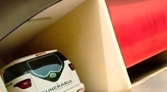 Carro funerário é flagrado em garagem de motel