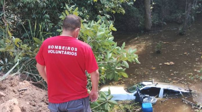 Carro capota e fica submerso na Praia Vermelha, em Penha