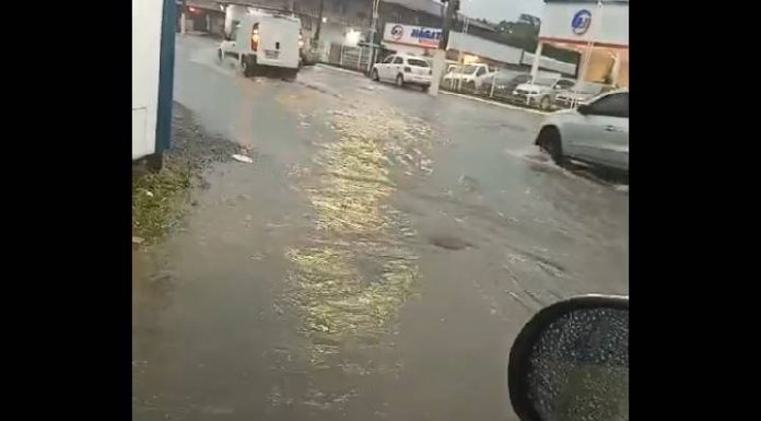 VIDEO Chuva torrencial escancara drama de moradores no Centro de Penha