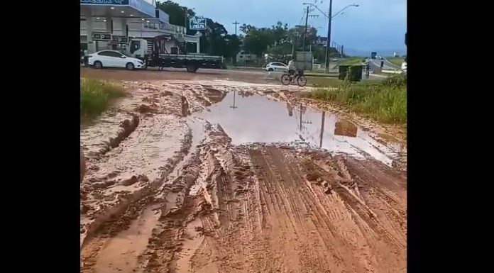 Motorista fica atolada na marginal da BR-101 em Balneário Piçarras e denuncia abandono