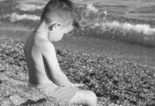 Menino de 11 anos foge de casa após apanhar do padrastro com fio e é encontrado sozinho na praia em SC