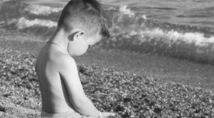 Menino de 11 anos foge de casa após apanhar do padrastro com fio e é encontrado sozinho na praia em SC