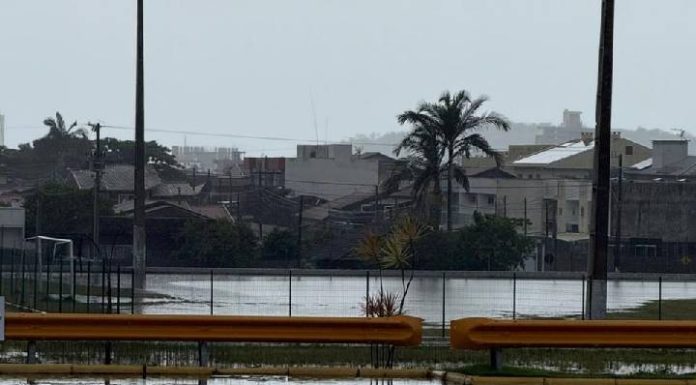 Campo milionário do Quinca Ludo vira banhado em Balneário Piçarras e moradores desafiam: cabe uma CPI vereadores