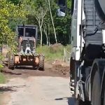 “O PREFEITO QUERIDO PASSOU A MÁQUINA!”: Criança viraliza ao comemorar ação em rua alagada de Penha