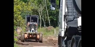 “O PREFEITO QUERIDO PASSOU A MÁQUINA!”: Criança viraliza ao comemorar ação em rua alagada de Penha