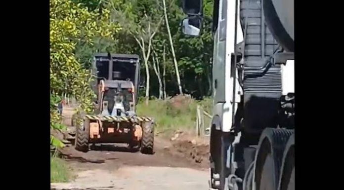 “O PREFEITO QUERIDO PASSOU A MÁQUINA!”: Criança viraliza ao comemorar ação em rua alagada de Penha