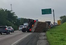 AGORA: CARRETA TOMBA NO RETORNO 100 DA BR-101 EM PIÇARRAS