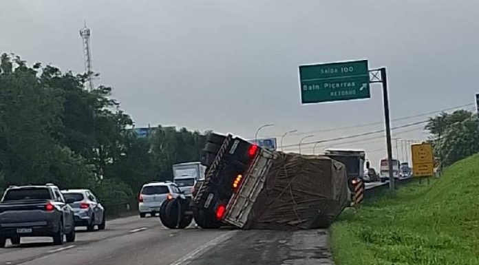 AGORA: CARRETA TOMBA NO RETORNO 100 DA BR-101 EM PIÇARRAS
