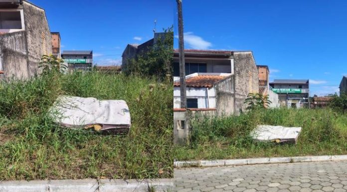 Morador de Piçarras perde a paciência com lixo jogado em terreno na Rua Brasília
