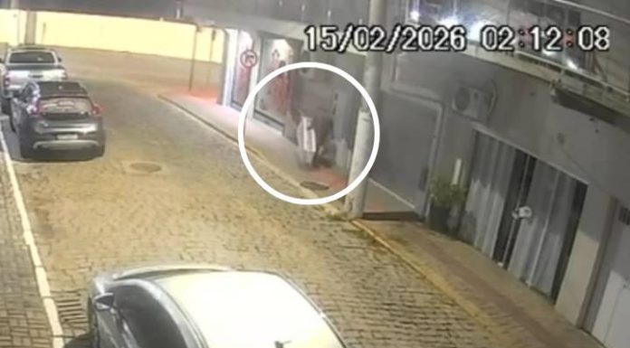 LADRÃO DA MADRUGADA Vídeo flagra furto de lixeira na Loja Rio Açu no Centro de Balneário Piçarras