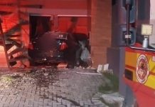 Carro invade residência durante a madrugada em Bombinhas e motorista foge do local