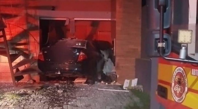 Carro invade residência durante a madrugada em Bombinhas e motorista foge do local