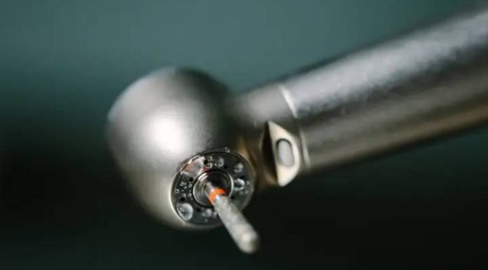 Dentista perde broca dentro da boca de paciente e Justiça garante indenização em SC