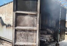 Fogo toma conta de contêiner na BR-101 em Itajaí e mobiliza bombeiros