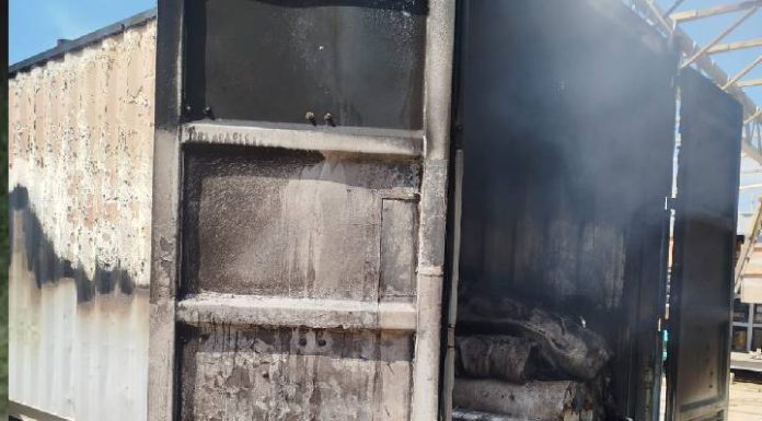 Fogo toma conta de contêiner na BR-101 em Itajaí e mobiliza bombeiros