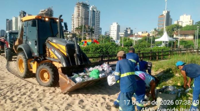 Prefeitura mobiliza equipe de limpeza e orla de Balneário Piçarras tem melhora após recolhimento de entulhos