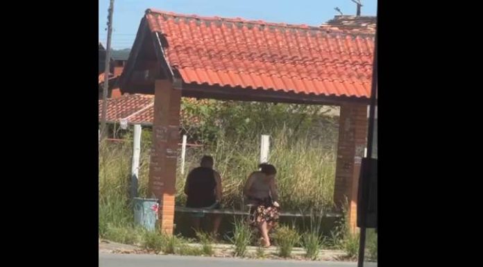 PENHA Abandono em abrigo de ônibus na Avenida Eugênio Krause revolta moradora