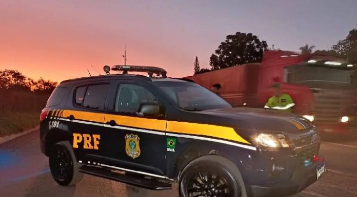Homem em surto foge da polícia, invade BR e é atropelado em Barra Velha