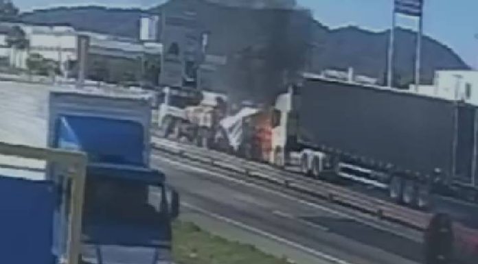 Vídeo mostra momento e destruição após engavetamento com três mortos e uma criança ferida na BR-101, em Itajaí