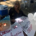 Professora de Piçarras transforma domingos na praia em ato por justiça após morte do cão Orelha