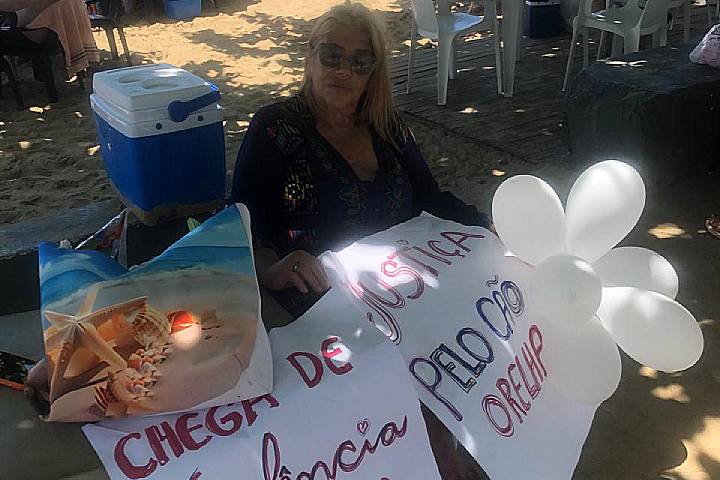 Professora de Piçarras transforma domingos na praia em ato por justiça após morte do cão Orelha