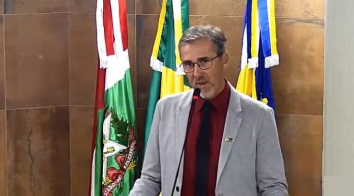 VIDEO Bira Andrade questiona local do Carnaval 2026 na tribuna da Câmara de Balneário Piçarras