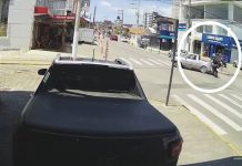 Motociclista é atingido por carro em marcha a ré no Centro de Balneário Piçarras; câmeras flagraram o momento do acidente