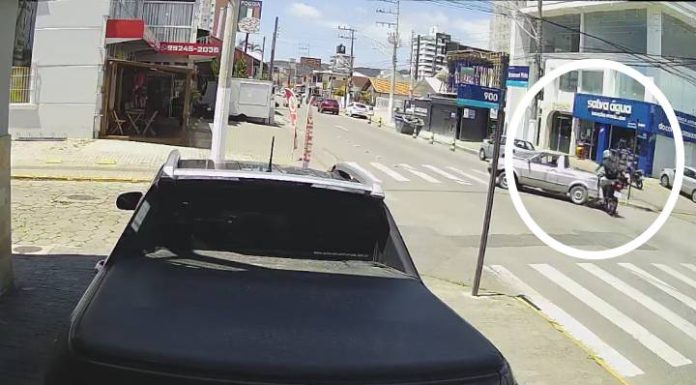 Motociclista é atingido por carro em marcha a ré no Centro de Balneário Piçarras; câmeras flagraram o momento do acidente