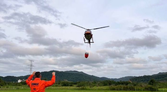 Incêndio florestal mobiliza Arcanjo-03 e bombeiros em área próxima a distribuidora de combustível em Itajaí