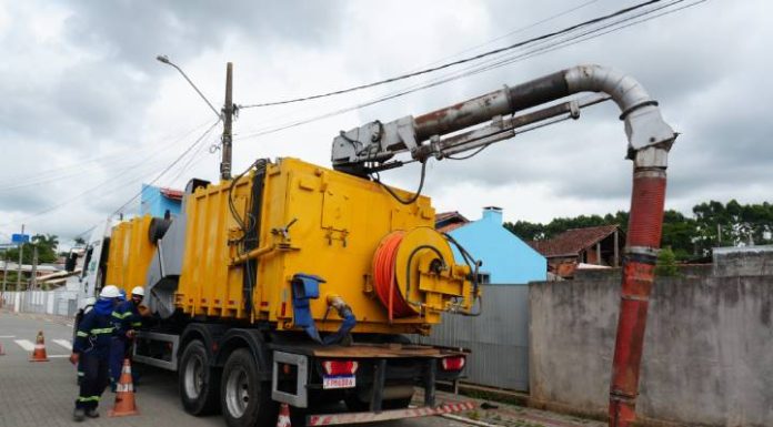 Piçarras inicia limpeza e desobstrução de bocas de lobo com caminhão de hidrojato