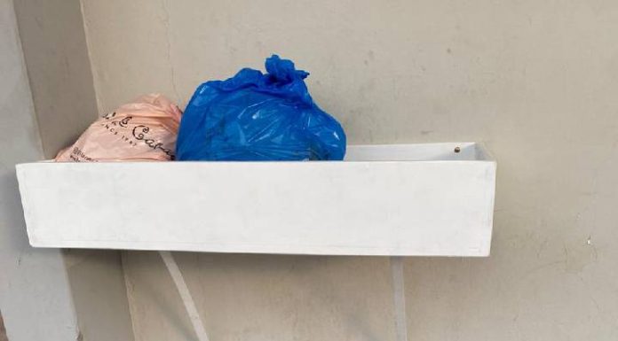 Após furto, dono da Loja Rio Açu em Piçarras troca lixeira e reage com bom humor: “Agora é de madeira”