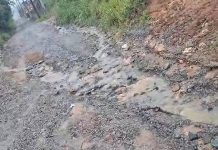 BASTOU CHOVER Moradores da Conceição, em Piçarras, enfrentam “rally” em rua esburacada