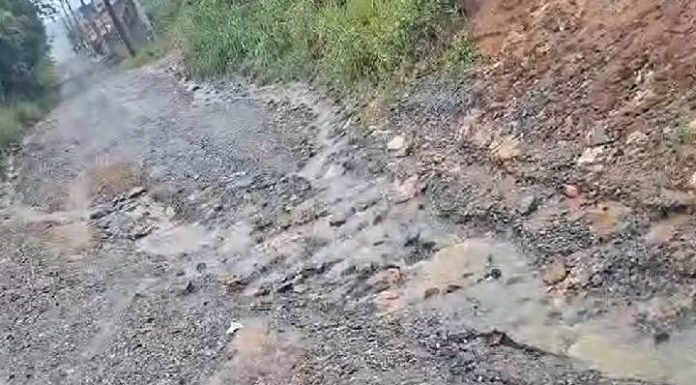 BASTOU CHOVER Moradores da Conceição, em Piçarras, enfrentam “rally” em rua esburacada