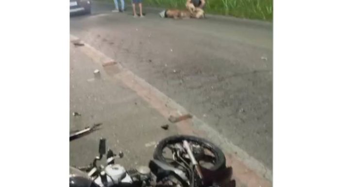 Grave acidente deixa motociclista com as pernas quebradas no Bairro Santa Lídia, em Penha