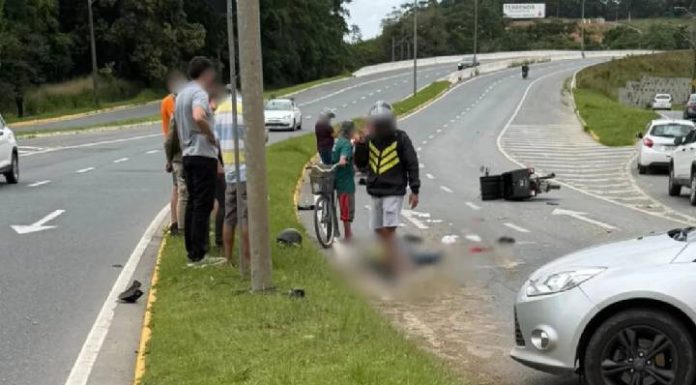 Motoboy morre após perder controle da moto e bater contra meio-fio em Joinville