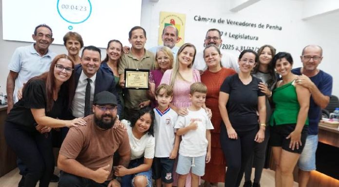 Roberto Leite é homenageado na Câmara de Penha pelos anos de dedicação à cultura local