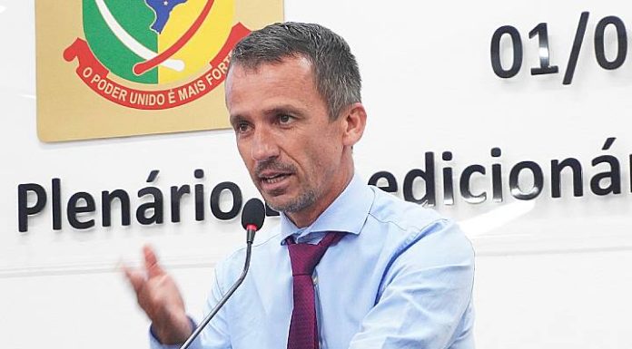 Vereador Professor Serginho dispara na Câmara de Penha: “Reajuste geral tem que ser para todos, inclusive os professores”