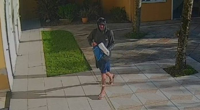 ESSE NÃO TEM PREGUIÇA Homem arromba portão de residência em Piçarras para roubar às 7h30 da manhã