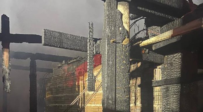 Incêndio deixa famílias de Piçarras só com a roupa do corpo e mobiliza corrente de solidariedade no Litoral Norte