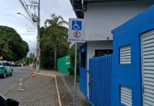 Pedido de mãe é atendido e prefeitura instala placa que ajuda crianças com deficiência em escola de Piçarras