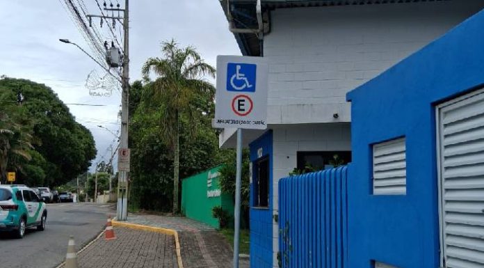 Pedido de mãe é atendido e prefeitura instala placa que ajuda crianças com deficiência em escola de Piçarras