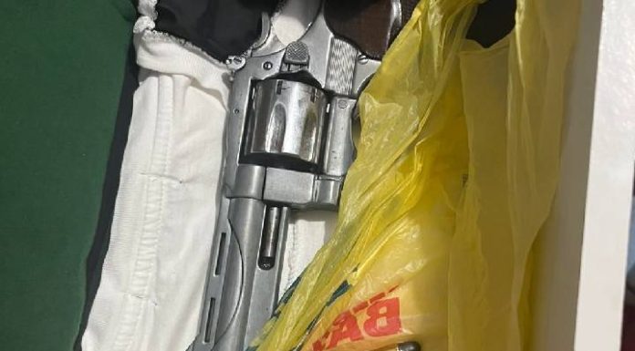 Jovem faccionado é preso com arma de origem estrangeira em Barra Velha